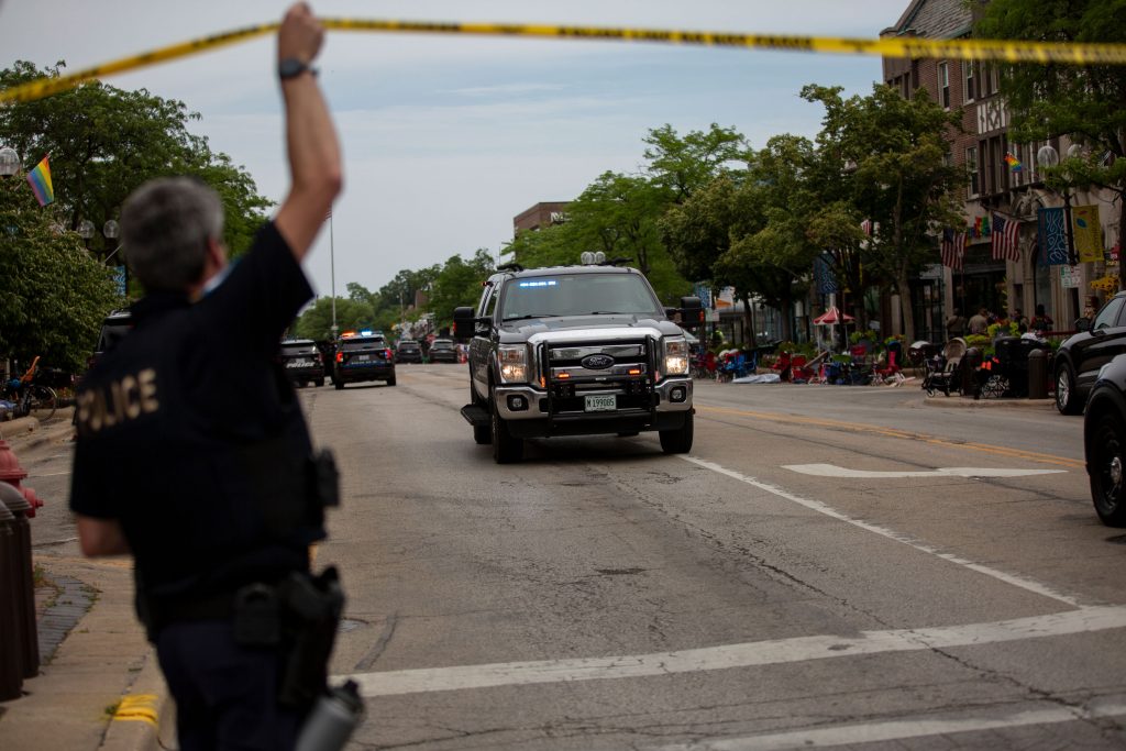 Carro policial sale de la escena del crimen en Highland Park - IL - USA