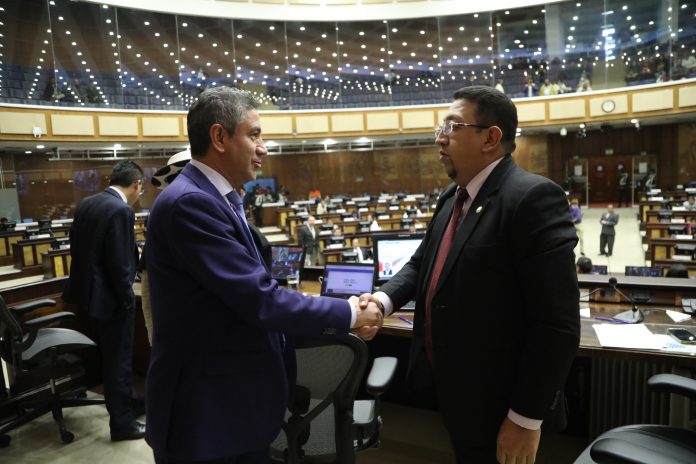 El Presidente de la Asamblea Nacional, Virgilio Saquicela, estrecha su mano a Fausto Murillo, vocal del Concejo de la Judicatura