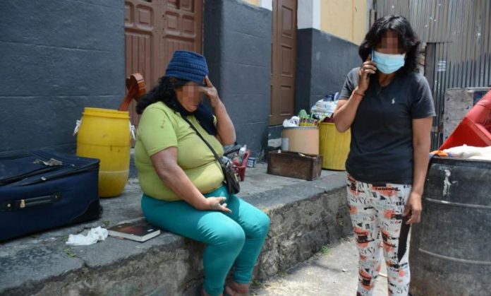 Un cadáver en el cuarto de una casa