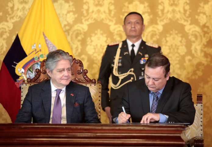 Juan Zapata firma su posesión como ministro del Interior