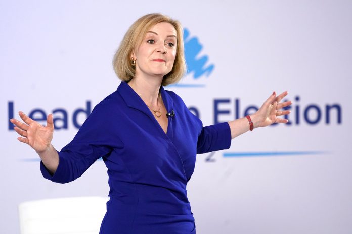Liz Truss será la primera ministra del Reino Unido tras ganar la mayoría de los votos en el Partido Conservador este lunes.