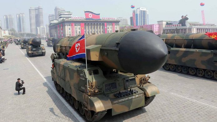 Corea del Norte lanza un misil que sobrevoló Japón, cuyo Gobierno pide sus habitantes buscar refugio
