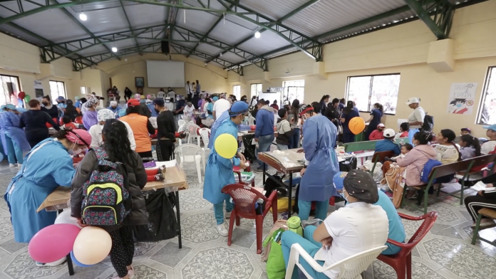 Niños de escasos recursos son atendidos por médicos.