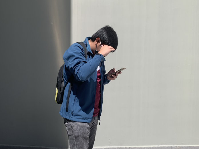 Joven estudiante se protege del sol