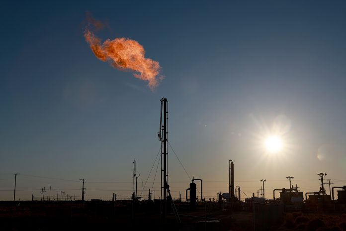 La OPEP anuncia un gran recorte de 2 millones de barriles de petróleo por día, a pesar de la presión de Estados Unidos