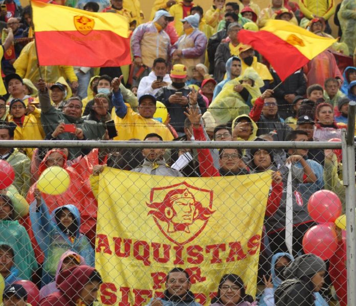 Hinchas de SD Aucas