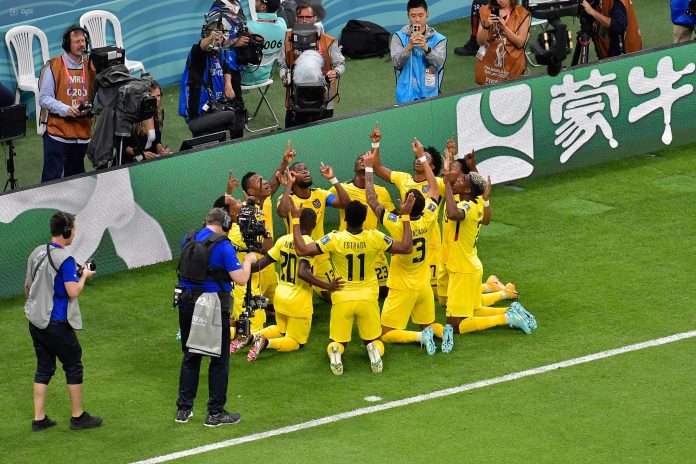 Los jugadores ecuatorianos celebrando la victoria en el primer partido del mundial. Tomada de La Red.