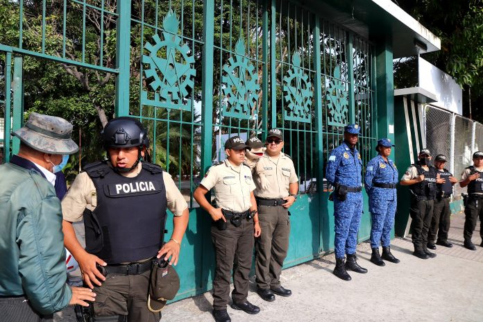 Los siete delincuentes que entraron al hospital a matar a un cabecilla de una banda contraria han sido sometidos y tomados presos.