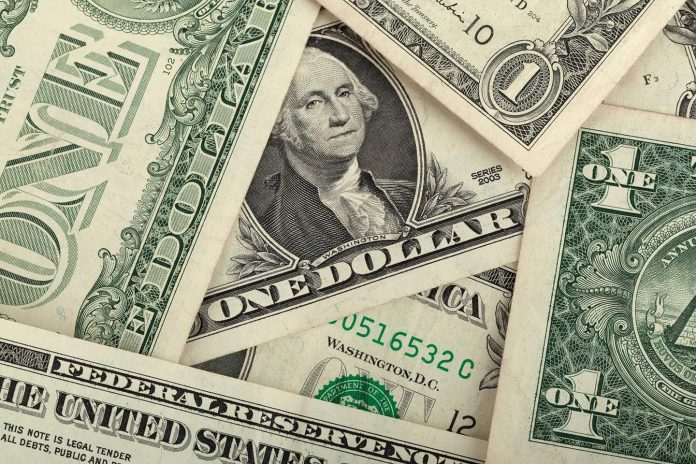 Dólares estadounidense regados sobre una superficie.
