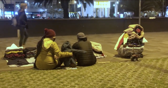 Personas en situación de calle en horas de la madrugada.