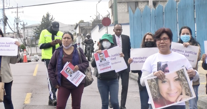 Protesta de la familia y amigos de María Belén Bernal en los exteriores de la Casa de la Justicia.