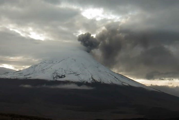 Instituto Geofísico registra caída de ceniza del Cotopaxi en dos parroquias de Latacunga