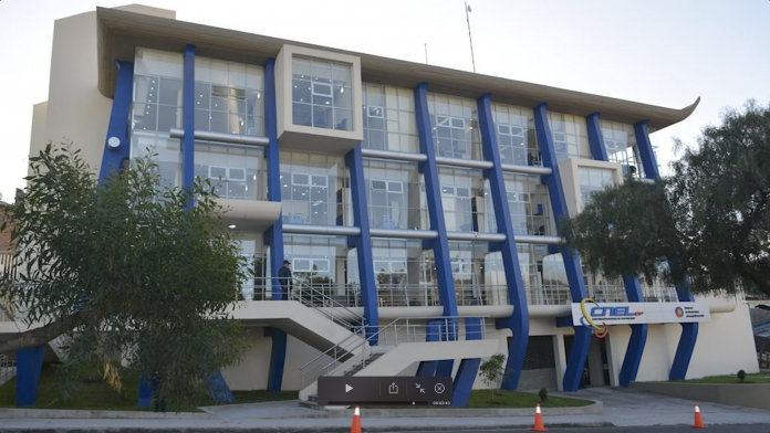 Edificio de CNEL, empresa con indicios de corrupción por “falta de eficiencia empresarial”, dicho por Secretaría Anticorrupción.