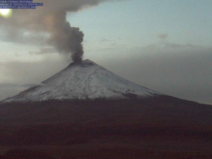 Volcán Cotopaxi emite nueva columna de ceniza y gases