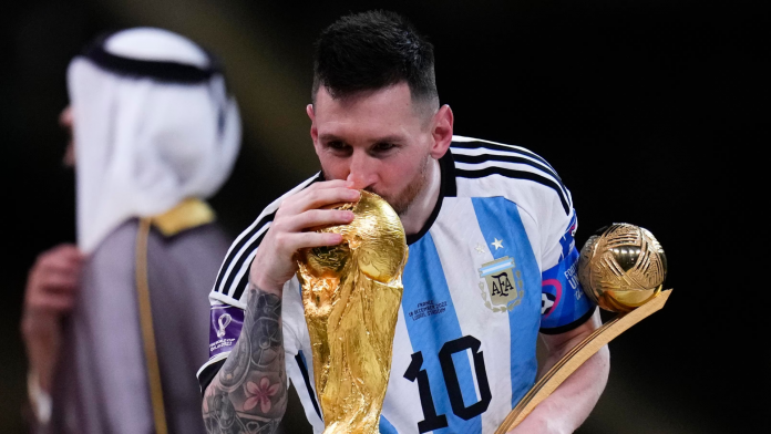 Lionel Messi, delantero de la selección argentina, besa la copa del mundo.