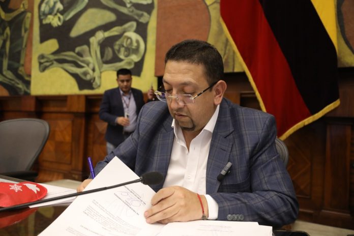Virgilio Saquicela solicita investigación sobre corrupción en empresas públicas