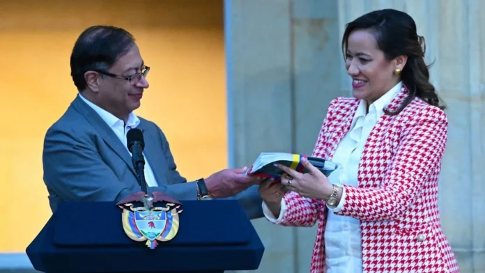 El presidente de Colombia, Gustavo Petro (izquierda), entrega una copia de un proyecto de ley de reforma de la salud que se discutirá en el Congreso