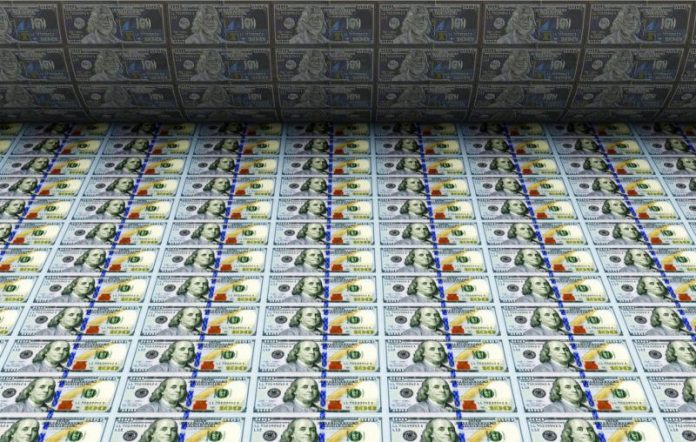 Planchas de dinero tras la impresión en la Reserva Federal de USA.