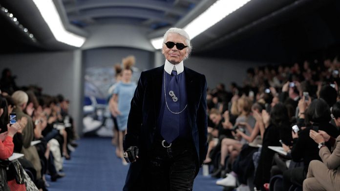 Karl Lagerfeld en una pasarela en Tokio, Japón
