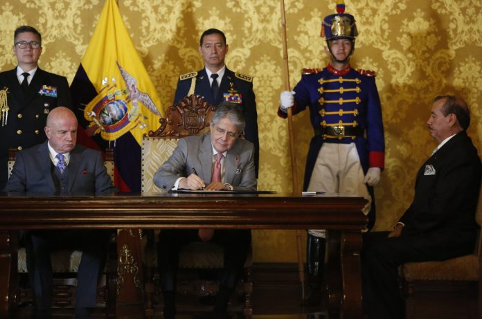 Guillermo Lasso, Paco Moncayo y Wagner Bravo.