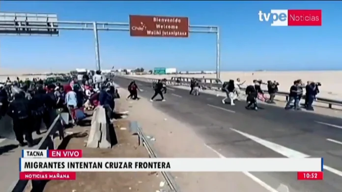 Migrantes intentando cruzar la frontera