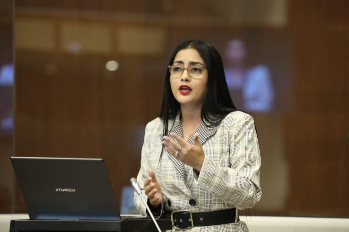 La asambleísta de UNES, Viviana Veloz, solicitó nuevas pruebas para el juicio político.