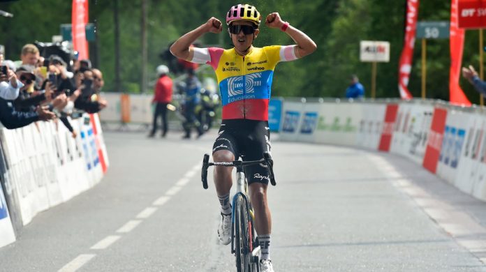 Richard Carapaz al cruzar la meta de Mercan'Tour Classic Alpes-Maritimes .Foto: @EFprocycling