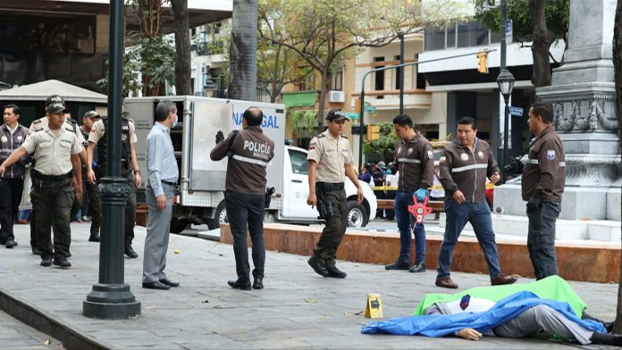 Policía Nacional frente a un asesinato violento.