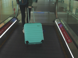 Mujer con maleta en el aeropuerto