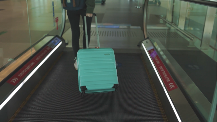 Mujer con maleta en el aeropuerto