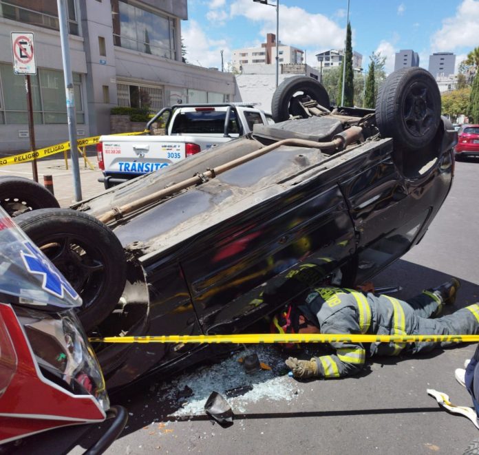 QUITO.- Una mujer de aproximadamente 30 años se volcó en el norte de Quito. El Cuerpo de Bomberos la rescató con graves policontusiones y fracturas. El hecho se suscitó entre la avenida 18 de septiembre y Reina Victoria.