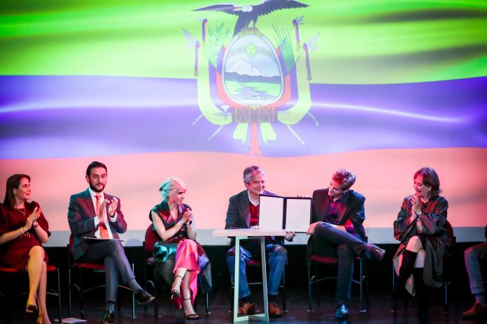 GuillermoLasso-Audiovisual El presidente Lasso firmó la ley de fomento Audiovisual que asegura impulsará la inversión en el cine ecuatoriano.