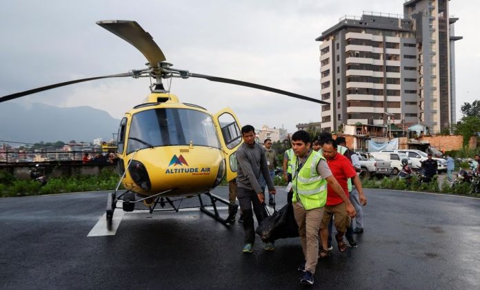 INTERNACIONALES.- En Nepal se estrelló un helicoptero y dejó seis personas fallecidas.