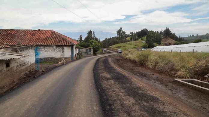 CAYAMBE.- La vía principal al nevado Cayambe estará cerrada del 11 de julio al 6 de octubre durante nueve horas. Los trabajos viales se harán de 07:00 a 16:00.