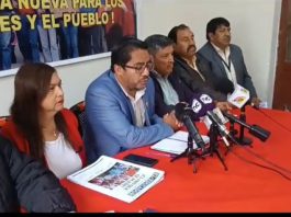 El presidente de la FUT en rueda de prensa, hablando sobre la reforma al sistema de pensiones IESS