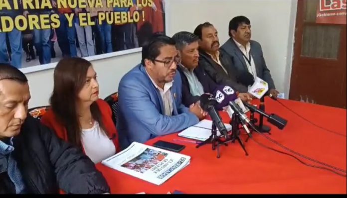 El presidente de la FUT en rueda de prensa, hablando sobre la reforma al sistema de pensiones IESS