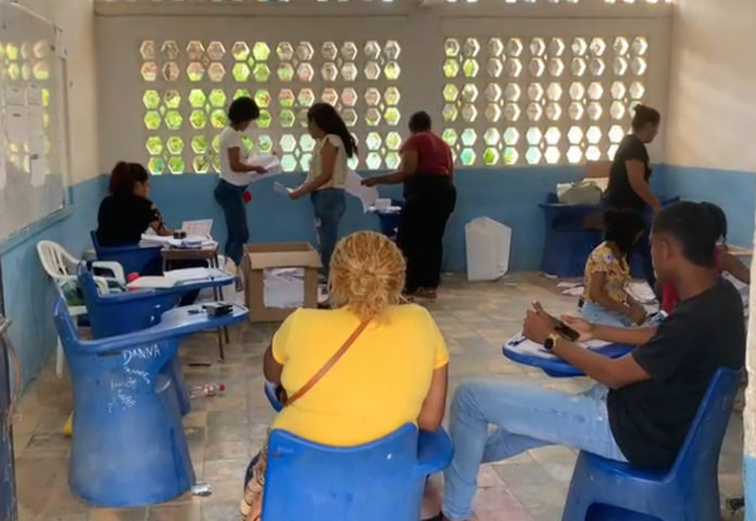 Las juntas receptoras del voto comienzan con el escrutinio de las papeletas.