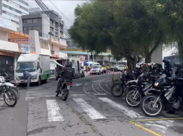 Miembros de la policía y fuerzas armadas precautelan el orden durante la jornada electoral.
