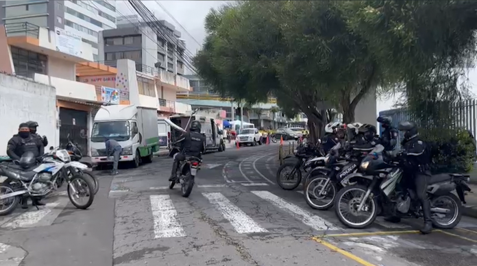 Miembros de la policía y fuerzas armadas precautelan el orden durante la jornada electoral.