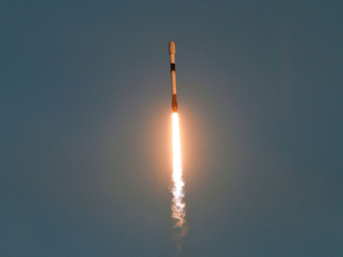 Space X y Amazon lanzaron satélites para mejorar el servicio de internet a nivel global y llegar a comunidades desatendidas.