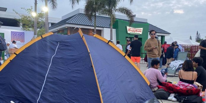 Acampan en Guayaquil por donuts gratis