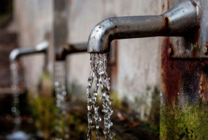 3 grifos derramando agua que busca reflejar la falta de acceso en la parroquia de Nayón.
