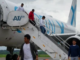 Primer vuelo de inmigrantes autodeportados llega a Honduras desde EE.UU. como parte del programa “Regreso a Casa”.