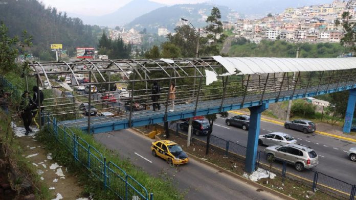 Los puentes peatonales en Quito presentan deterioro, falta de iluminación y accesibilidad. Ciudadanos denuncian riesgos diarios al cruzarlos.