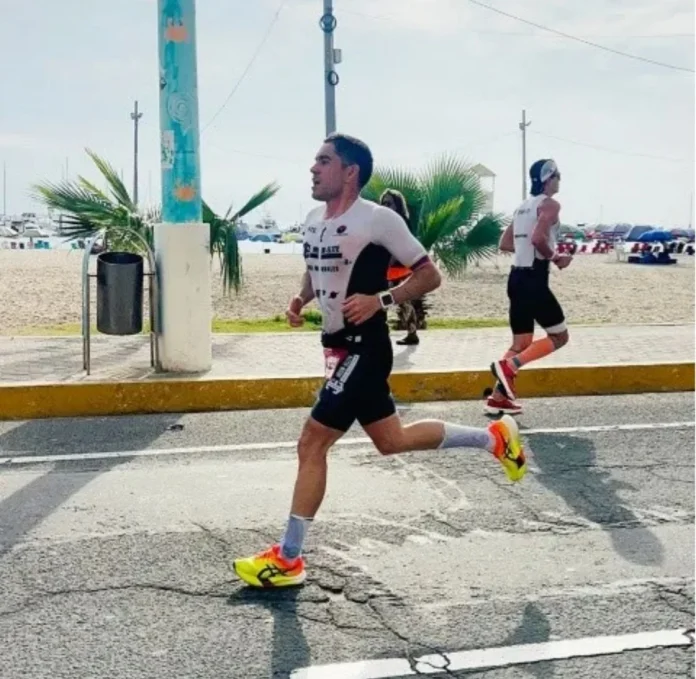 El ambateño Daniel Morales gana el triatlón de Salinas tras superar natación, ciclismo y trote en condiciones exigentes. Esta es su historia.