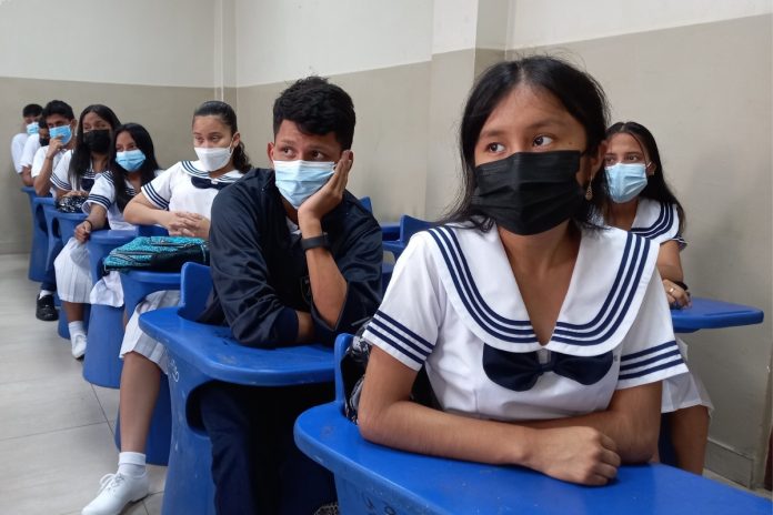 El uso obligatorio de mascarilla aplica para estudiantes, docentes y personal administrativo de las instituciones educativas.