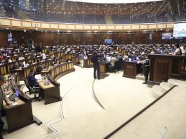 Desde el 2 de junio de 2025, los asambleístas que falten o lleguen tarde a sesiones serán sancionados con multas económicas. La medida busca reforzar la disciplina y productividad legislativa.