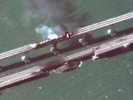 Ucrania ataca por tercera vez el puente de Crimea con explosivos submarinos. La operación busca debilitar la logística militar rusa.