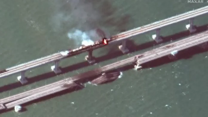 Ucrania ataca por tercera vez el puente de Crimea con explosivos submarinos. La operación busca debilitar la logística militar rusa.