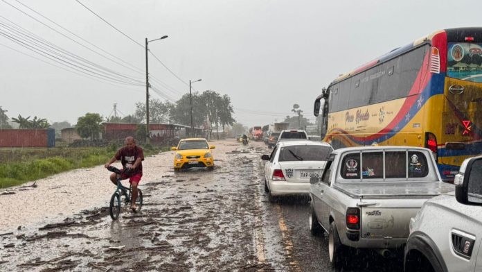 Conductores de transporte interprovincial enfrentan recorridos más largos, accidentes y mayores costos operativos debido al cierre de vías.